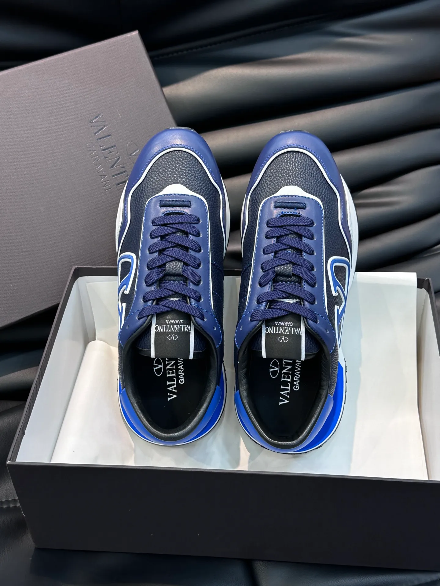 P540💰 Product trademark: VALENTINO "Valentino" Regular size: 38-44 [45 customized] Product material: Warren men's casual sports shoes, made of imported first-layer cowhide, with brand emblem on the tongue, rivet rubber outsole, non-slip, wear-resistant and shock-absorbing, cowhide lining foot pads, comfortable and breathable, with original box packaging equation bag!